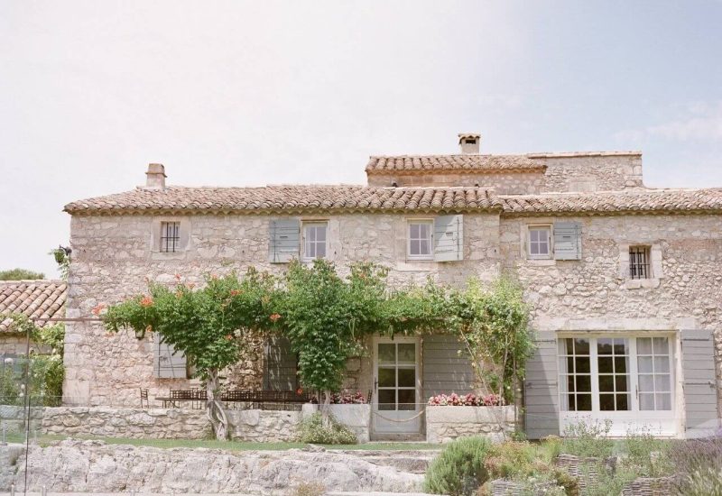 Maison en pierre élégante entourée de verdure, parfaite pour une cérémonie de mariage romantique en Provence. Ce domaine privé offre un cadre exceptionnel pour une célébration grandiose, alliant charme authentique et sophistication. 'By Mademoiselle C' se spécialise dans l'organisation de mariages sur mesure, créant des événements uniques dans des lieux d'exception. Imaginez un mariage de luxe dans ce décor enchanteur, où chaque détail est pensé pour réaliser le rêve d'une