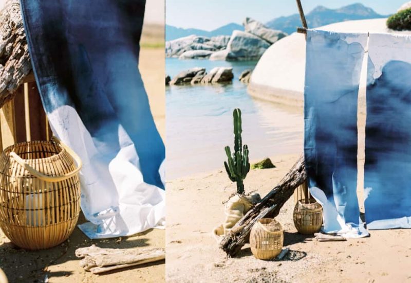 Un décor élégant pour un mariage de luxe à la plage, mettant en avant les éléments naturels et le charme de la Côte d'Azur. Ce cadre romantique, avec ses draps en dégradé de bleu et ses accessoires en osier, évoque une célébration sur mesure pour un événement exceptionnel. Idéal pour un mariage sur un domaine privé, cet environnement sophistiqué est parfait pour une cérémonie grandiose au bord de l'eau, créant une ambiance de rêve pour un jour inoub