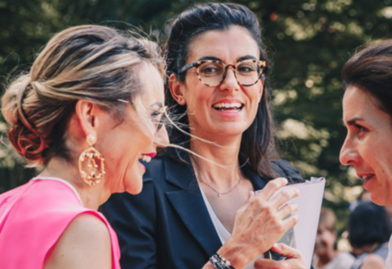 Un moment convivial entre amis lors d'un mariage romantique organisé par By Mademoiselle C, wedding planner de luxe en Provence, Côte d'Azur et Corse. L'atmosphère élégante et sophistiquée met en valeur une célébration grandiose, entourée de jardins luxuriants. Ce mariage sur mesure illustre l'expertise de By Mademoiselle C pour créer des événements uniques, des cérémonies exceptionnelles dans des lieux privés. Une expérience inoubliable pour un rêve