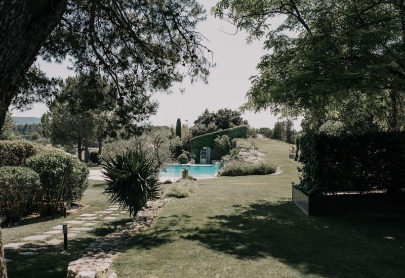 Un cadre romantique et élégant pour un mariage de luxe, mettant en valeur une piscine scintillante entourée de jardins verdoyants. Ce domaine privé en Provence est l'endroit idéal pour une cérémonie sur mesure, offrant des vues imprenables et une atmosphère sophistiquée. 'By Mademoiselle C' crée des événements uniques, des célébrations grandioses aux mariages de rêve, dans des lieux exceptionnels. Un mariage sur mesure dans ce cadre idyllique promet une expérience