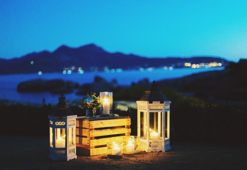 Un cadre romantique et élégant, parfait pour une cérémonie de mariage de luxe en Provence, Côte d'Azur et Corse. Les lanternes illuminées créent une ambiance douce et intime, idéale pour un événement sur mesure. Ce lieu exceptionnel, entouré de montagnes et de vues sur la mer, est parfait pour une célébration grandiose ou un mariage de rêve. By Mademoiselle C se spécialise dans l'organisation de mariages uniques et personnalisés dans des domaines privés, garantissant