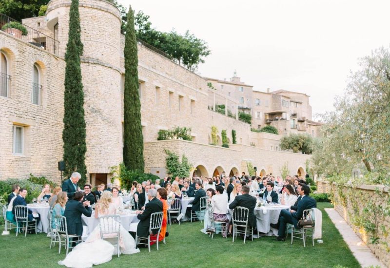 Un élégant dîner en plein air dans un domaine privé en Provence, où des invités raffinés célèbrent un mariage de luxe. La scène dégage une atmosphère romantique, entourée de paysages pittoresques, typiques de la Côte d'Azur. Cette célébration sur mesure, orchestrée par By Mademoiselle C, met en valeur des tables magnifiquement dressées et une décoration sophistiquée, idéale pour un grand événement. Ce cadre unique et enchanteur est parfait