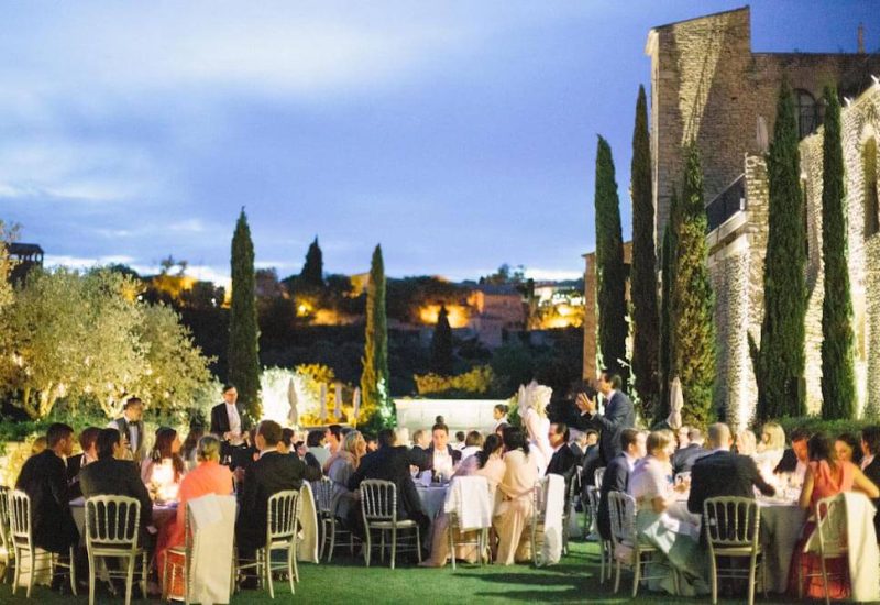 Réception élégante en plein air, organisée par By Mademoiselle C, mettant en avant un mariage de luxe dans un cadre romantique en Provence. Les invités profitent d'un grand banquet sous un ciel étoilé, entourés de cypress et d'une vue imprenable sur les collines. Ce moment unique incarne l'essence d'une célébration grandiose, avec une attention particulière portée à chaque détail pour créer un événement sur mesure dans un domaine privé exceptionnel. L'atmos