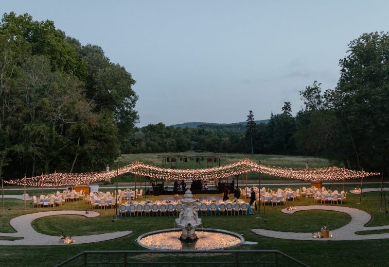 Un cadre enchanteur pour un mariage romantique, où l'élégance rencontre la nature. Ce domaine privé en Provence, illuminé par des guirlandes lumineuses, est le lieu idéal pour une célébration grandiose. By Mademoiselle C crée des événements sur mesure, transformant chaque cérémonie en une expérience unique, dans des lieux d'exception au cœur de la Côte d'Azur et de la Corse.