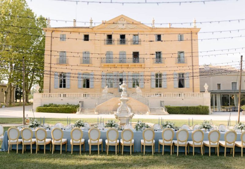 Une magnifique réception de mariage en plein air, mettant en avant un élégant domaine privé dans le sud de la France. Cette célébration romantique et sur mesure, parfaitement orchestrée par By Mademoiselle C, offre un cadre idyllique pour un grand événement. Les invités profitent d'une table raffinée, entourée de verdure, créant ainsi un souvenir inoubliable d'un mariage de luxe en Provence, Côte d'Azur et Corse.