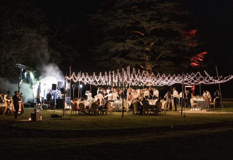 Une célébration grandiose sous les étoiles, organisée par By Mademoiselle C, spécialiste des mariages de luxe en Provence, Côte d'Azur et Corse. Cet événement sur un domaine privé évoque une atmosphère romantique et élégante, avec des lumières scintillantes créant une ambiance magique pour un mariage sur mesure. Une expérience unique pour un rêve devenu réalité.