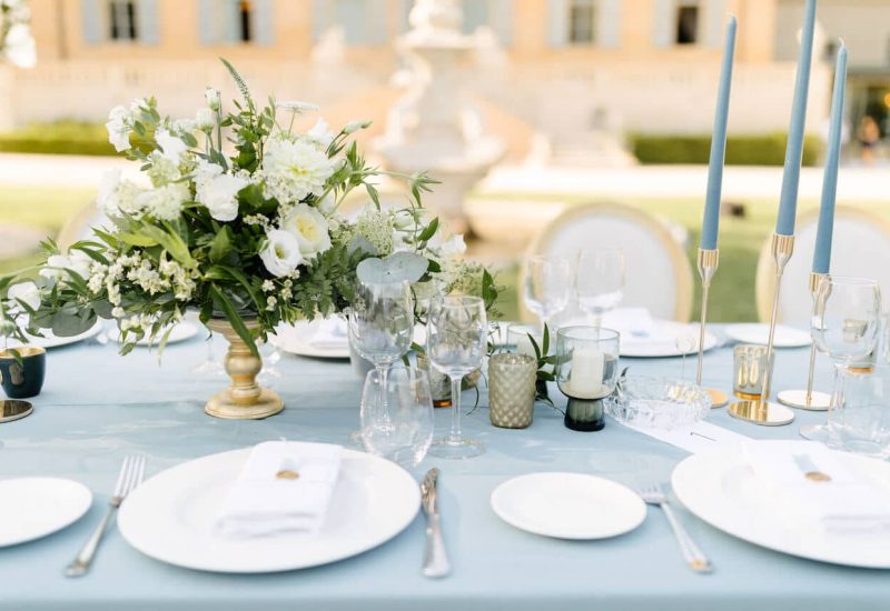 Une table élégamment dressée pour un mariage de luxe en Provence, mettant en avant des arrangements floraux raffinés. Ce cadre romantique, entouré de jardins verdoyants, est parfait pour une cérémonie sur mesure. Avec des éléments sophistiqués, chaque détail incarne l'excellence d'un grand événement, promettant une célébration unique dans un domaine privé.