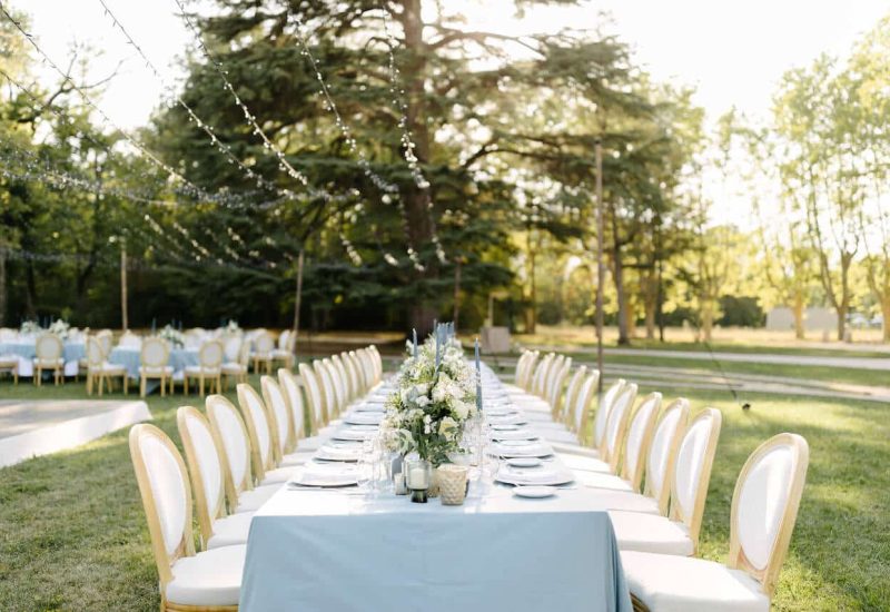 Une table élégamment dressée dans un jardin verdoyant, parfaite pour une célébration de luxe. Ce cadre romantique et sophistiqué est idéal pour un mariage sur mesure en Provence, Côte d'Azur ou en Corse. Avec des détails raffinés, cette cérémonie grandiose promet un événement unique et inoubliable, soulignant l'expertise de By Mademoiselle C dans l'organisation de mariages exceptionnels.