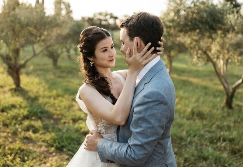 Un couple amoureux se regarde tendrement dans un jardin d'oliviers en Provence, incarnant la magie d'un mariage romantique. Parfait pour une célébration grandiose, cet environnement naturel offre un cadre idyllique pour une cérémonie de luxe. Avec l'expertise de By Mademoiselle C, chaque détail de ce mariage sur mesure est soigneusement orchestré, transformant ce domaine privé en un lieu unique pour un événement exceptionnel. Ce moment capturé évoque la sophistication et l'él