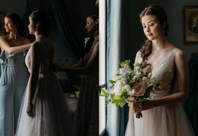 Une mariée élégante se prépare pour son grand jour, entourée de ses proches dans une atmosphère romantique et sophistiquée. Ce moment intime, capturé dans un cadre raffiné, fait partie d'une organisation de mariage sur mesure par 'By Mademoiselle C', un wedding planner en Provence, Côte d'Azur & Corse. La mariée, vêtue d'une robe délicate, tient un bouquet de fleurs pastel, symbolisant l'amour et la beauté d'une cérémonie