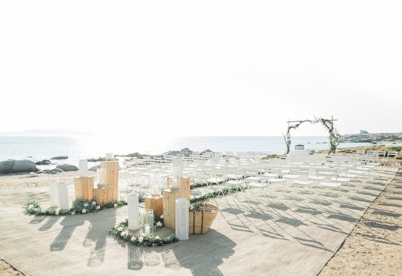 Célébrez un mariage de luxe sur cette plage pittoresque avec une vue imprenable sur la mer, idéale pour une cérémonie romantique. L'atmosphère élégante et sophistiquée de cet événement sur mesure fait de cet endroit un cadre parfait pour un grand mariage en Provence, Côte d'Azur et Corse. Les éléments décoratifs, tels que les lanternes délicates et les arrangements floraux, ajoutent une touche de magie à cette célébration unique. Avec des sièges