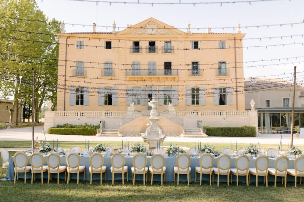 Une magnifique réception de mariage en plein air, mettant en avant un élégant domaine privé dans le sud de la France. Cette célébration romantique et sur mesure, parfaitement orchestrée par By Mademoiselle C, offre un cadre idyllique pour un grand événement. Les invités profitent d'une table raffinée, entourée de verdure, créant ainsi un souvenir inoubliable d'un mariage de luxe en Provence, Côte d'Azur et Corse.