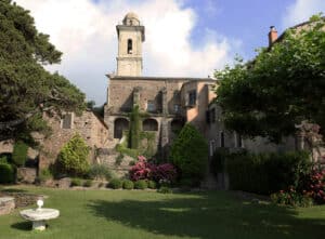 Un cadre romantique et élégant dans un domaine privé en Provence, idéal pour un mariage de luxe. La belle architecture historique et les jardins fleuris créent une atmosphère parfaite pour une cérémonie grandiose. 'By Mademoiselle C' excelle dans l'organisation de mariages sur mesure, transformant chaque événement en une célébration unique. Ce lieu exceptionnel offre le cadre parfait pour un rêve de mariage, alliant sophistication et charme naturel, idéal pour une fête mémorable sur la Côte d