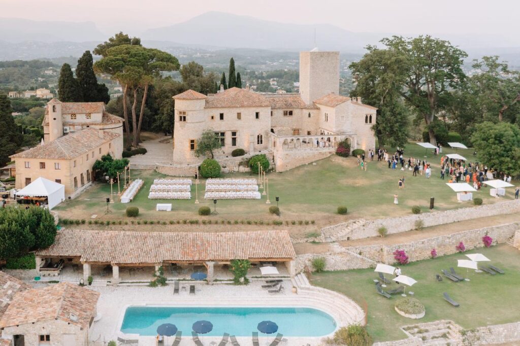 Un cadre idyllique pour un mariage de luxe à Provence, Côte d'Azur et Corse. Ce domaine privé offre une atmosphère romantique et sophistiquée, idéale pour une cérémonie grandiose. Entouré de vignes et de jardins, chaque détail est organisé sur mesure pour créer un événement unique et mémorable, parfait pour une célébration exceptionnelle.