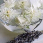 Fleurs blanches éclatantes flottant dans un vase élégant, accompagnées d'une touche de lavande, créent une ambiance romantique et sophistiquée, parfaite pour un mariage de luxe en Provence. Ce décor délicat évoque une célébration sur mesure dans un domaine privé, où chaque détail est conçu pour un événement unique. Imaginez une cérémonie grandiose au milieu des vignobles en fleurs, offrant un cadre exceptionnel pour un rêve devenu réalité. La marque 'By Madem