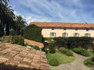 Un cadre romantique et élégant pour un mariage de luxe dans un domaine privé en Provence, avec une vue imprenable sur les jardins luxuriants et les palmiers. Ce lieu exceptionnel est idéal pour une cérémonie grandiose, offrant une ambiance sophistiquée pour un événement sur mesure. Imaginez une célébration unique, où chaque détail est pensé pour créer le mariage de vos rêves. Les espaces extérieurs, entourés de verdure, ajoutent une touche de charme à cette expérience inoubliable