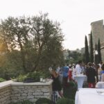 Un élégant événement en plein air organisé par 'By Mademoiselle C', mettant en valeur un cadre exceptionnel dans un domaine privé en Provence. Ce mariage de luxe, avec une ambiance romantique et sophistiquée, offre une vue imprenable sur les montagnes et les jardins environnants. Les invités savourent une célébration grandiose, entourés de verdure et de pierres anciennes, créant une atmosphère de rêve pour une cérémonie sur mesure. Ce lieu idéal pour un mariage sur mesure est