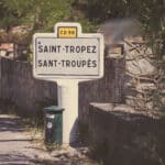 Un panneau indiquant Saint-Tropez, symbole d'une destination de mariage de luxe en Provence, Côte d'Azur et Corse. Cette région est idéale pour organiser des cérémonies grandioses et des célébrations uniques. Imaginez un événement sur-mesure dans un domaine privé, entouré de paysages pittoresques et d'une atmosphère romantique. Les couples peuvent s'attendre à une organisation exceptionnelle pour leur rêve de mariage, dans des lieux élégants, que ce soit un jardin