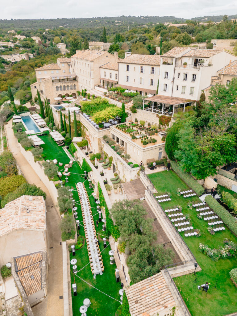 Un cadre élégant pour un mariage romantique, avec une vue imprenable sur la nature environnante, idéal pour une célébration grandiose. Ce domaine privé en Provence offre des lieux exceptionnels pour un événement unique et sur mesure, créant ainsi le rêve d'un mariage de luxe sur la Côte d'Azur et en Corse.