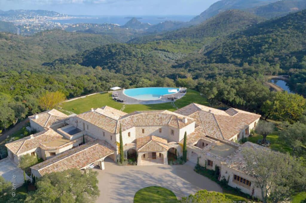 Un cadre idyllique pour un mariage de luxe, cette villa en Provence offre un panorama à couper le souffle. Avec sa piscine et ses vastes jardins, elle est le lieu parfait pour une célébration sur mesure. 'By Mademoiselle C' transforme cet espace en un événement romantique et élégant, idéal pour un grand mariage ou une cérémonie unique dans un domaine privé.