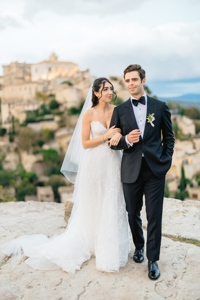 Un couple élégant se promène dans un cadre romantique, surplombant des paysages pittoresques de Provence. Cette scène évoque un mariage de luxe, parfaitement organisé par By Mademoiselle C. Idéal pour une cérémonie grandiose, cet événement sur mesure met en valeur des lieux exceptionnels, créant une célébration unique et mémorable dans le sud de la France.