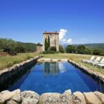 Un cadre idyllique pour un mariage de luxe en Provence, avec une piscine scintillante entourée de verdure et d'une vue panoramique sur les montagnes. Ce domaine privé offre une atmosphère romantique et élégante, idéale pour une célébration grandiose. La beauté naturelle de cet endroit en fait le choix parfait pour un événement unique, où chaque détail est soigneusement organisé par By Mademoiselle C. Transformez votre rêve en réalité avec une cérémonie sur mesure, dans un lieu exceptionnel