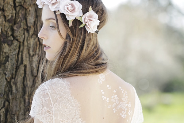 Une magnifique mariée se tient dans un cadre romantique, arborant une robe délicate ornée de dentelle, symbolisant le luxe d'un mariage sur mesure. Le décor naturel évoque l'élégance d'un mariage dans un domaine privé en Provence, Côte d'Azur ou Corse. Les fleurs dans ses cheveux ajoutent une touche de sophistication à cette célébration grandiose. Ce moment capturé illustre parfaitement l'expertise de By Mademoiselle C dans l'organisation de cérémon