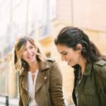 Deux femmes souriantes se promenant dans les rues ensoleillées de Provence, incarnant l'esprit d'une planificatrice de mariage de luxe. L'atmosphère romantique et élégante évoque des souvenirs de célébrations grandioses et de mariages sur mesure. Avec un accent sur l'organisation d'événements uniques, 'By Mademoiselle C' se spécialise dans la création de cérémonies exceptionnelles dans des lieux privés, des jardins luxuriants aux vignob