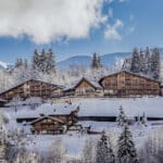 Un cadre enchanteur pour un mariage de luxe dans un domaine privé en montagne, où la beauté naturelle rencontre l'élégance. Ce lieu exceptionnel, avec ses chalets en bois et ses paysages enneigés, est parfait pour une cérémonie romantique et une célébration grandiose. By Mademoiselle C, votre wedding planner en Provence, Côte d'Azur et Corse, organise des événements sur mesure, garantissant une expérience inoubliable pour votre rêve de mariage. Transformez ce