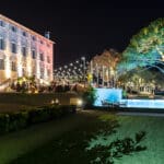 Un mariage de luxe à la tombée de la nuit dans un domaine privé en Provence, Côte d'Azur et Corse. Cette cérémonie romantique est illuminée par des guirlandes lumineuses, créant une atmosphère élégante et sophistiquée. Les invités profitent d'un repas raffiné au bord de la piscine, dans un cadre enchanteur entouré de jardins luxuriants. "By Mademoiselle C" organise des événements sur mesure, garantissant une célébration