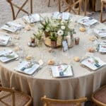 Une table élégamment dressée pour une cérémonie de mariage romantique, mettant en avant le savoir-faire de By Mademoiselle C, wedding planner en Provence, Côte d'Azur & Corse. Ce cadre intime et sophistiqué illustre parfaitement un événement sur mesure, avec des éléments de décoration raffinés et des détails personnalisés. Entourée de paysages pittoresques, cette célébration grandiose promet une expérience inoubliable pour un mariage de luxe, dans un domaine privé exceptionnel. Une