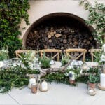 Une élégante table de réception pour un mariage de luxe en Provence, ornée de fleurs délicates et de verdure luxuriante, évoque une atmosphère romantique et sophistiquée. Ce cadre enchanteur, idéal pour une célébration grandiose, met en valeur l'expertise de By Mademoiselle C dans l'organisation de mariages sur mesure. Les bougies scintillantes et les détails raffinés créent une ambiance chaleureuse, parfaite pour un événement unique dans