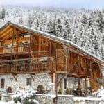 Un élégant domaine alpin, parfait pour une cérémonie de mariage romantique et luxueuse. Ce cadre enchanteur, entouré de montagnes enneigées, offre une atmosphère chaleureuse pour un événement sur mesure, idéal pour une célébration grandiose. Avec ses matériaux en bois et ses vues pittoresques, cet endroit se prête à un mariage de rêve, mêlant sophistication et charme. Transformez votre grand jour en une expérience unique et inoubliable grâce à l'expertise de By