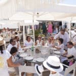 Un événement de mariage élégant et romantique organisé par By Mademoiselle C, mettant en scène une célébration grandiose sur la plage, entourée de convives en blanc. Ce cadre idyllique, typique de la Côte d'Azur, évoque un mariage de luxe et sur-mesure, avec des tables soigneusement dressées et une atmosphère conviviale. Les invités, plongés dans une ambiance sophistiquée, savourent un moment inoubliable, idéal pour une