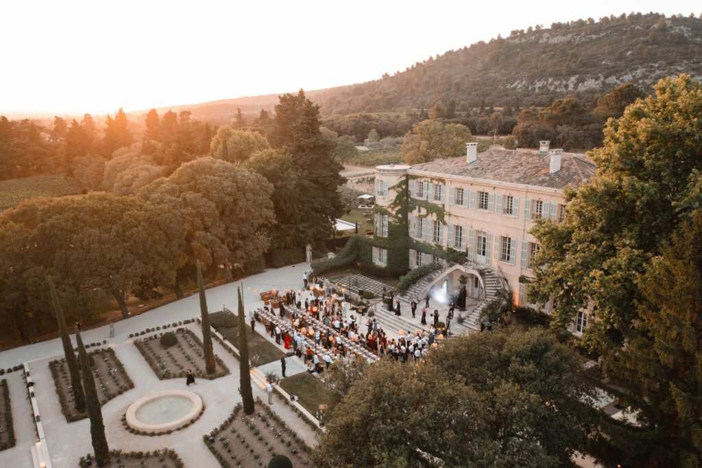 Un mariage romantique dans un domaine privé en Provence, où l'élégance rencontre la sophistication. 'By Mademoiselle C' crée des célébrations sur mesure dans des lieux exceptionnels, entourés de vignes verdoyantes. Une cérémonie grandiose au coucher du soleil, idéale pour un événement unique et inoubliable. Votre rêve de mariage devient réalité avec un service de planification de luxe.