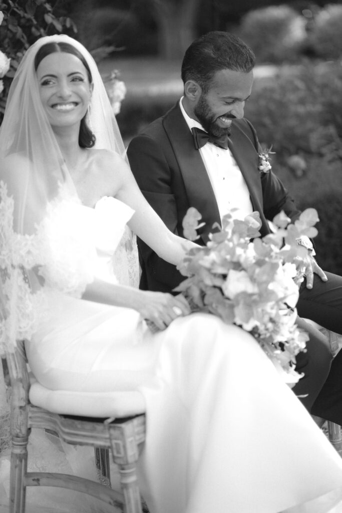 Un couple rayonnant lors d'une cérémonie romantique, capturant l'essence d'un mariage de luxe en Provence. Leurs sourires, entourés de verdure, évoquent une célébration grandiose dans un domaine privé. By Mademoiselle C organise des événements sur mesure, créant des souvenirs inoubliables dans des lieux d'exception sur la Côte d'Azur et en Corse, pour un mariage de rêve.