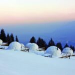 Des igloos géodésiques élégamment disposés sur un paysage enneigé, entourés de forêts majestueuses, créant une atmosphère romantique et sophistiquée. Parfait pour une célébration grandiose, cet emplacement unique offre un cadre intime pour un mariage sur mesure. Imaginez un événement exceptionnel, où chaque détail est soigneusement organisé pour réaliser le rêve d'une cérémonie de luxe en Provence, Côte d'Azur et Corse. Un lieu idéal pour une fête grand