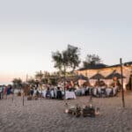 Célébrez un mariage de luxe sur une plage romantique en Provence, avec une ambiance élégante et sophistiquée. Cette cérémonie sur le sable, illuminée par des guirlandes lumineuses, offre un cadre parfait pour un événement sur mesure. Les tables magnifiquement dressées et les chaises confortables créent une atmosphère chaleureuse pour une grande célébration. Idéal pour un mariage exceptionnel dans un domaine privé, cet emplacement unique transforme chaque rêve de mariage en réalité,