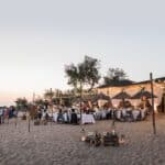 Une élégante cérémonie de mariage sur la plage, organisée par By Mademoiselle C, célèbre le luxe et le romantisme dans un cadre envoûtant. Les tables dressées avec soin, entourées de lanternes scintillantes, créent une atmosphère magique pour un grand événement. Ce mariage sur la Côte d'Azur, dans un domaine privé exceptionnel, illustre parfaitement l'expertise de notre planification de mariages sur mesure. Profitez d'une célébration grandiose