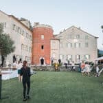 Un élégant domaine privé en Provence, idéal pour une cérémonie de mariage de luxe. Ce cadre romantique et sophistiqué, avec ses jardins verdoyants et son architecture charmante, crée une atmosphère parfaite pour une célébration grandiose. Organisé par By Mademoiselle C, chaque détail d'un mariage sur mesure est soigneusement pensé, transformant ce lieu exceptionnel en l'écrin d'un événement unique. Un cadre idyllique pour un rêve de mariage sur la Côte d'Azur