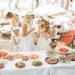 Une célébration de mariage romantique sur la plage, mettant en avant un service de traiteur de luxe avec des mets exquis, idéal pour une cérémonie sur mesure. L'atmosphère élégante et décontractée, entourée de sable et de mer, évoque une expérience unique pour un grand événement. 'By Mademoiselle C' excelle dans l'organisation de mariages exceptionnels en Provence, Côte d'Azur et en Corse, offrant des lieux privés et des célébrations grand